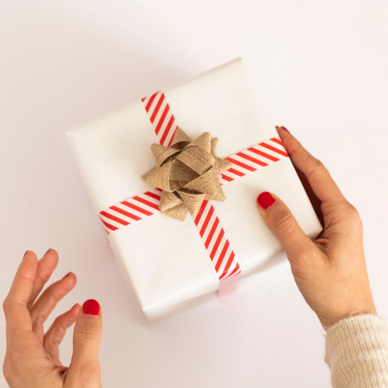 hot chocolate gift boxes fir the holidays. This is a hot cocoa kit with peppermint marshmallows anf all the ingredients needed for some warm hot cocoa.